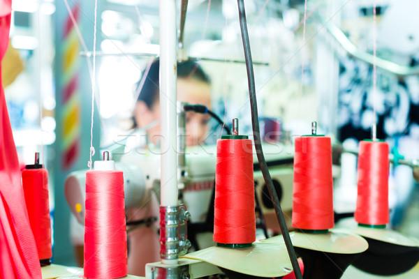 商业照片: 棉花 · 纺织品 · 工厂 · 产业 · 缝纫机 · 工作的